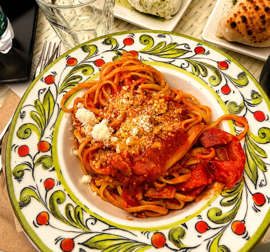 Les spaghetti all'amatriciana et leur assiette peinte